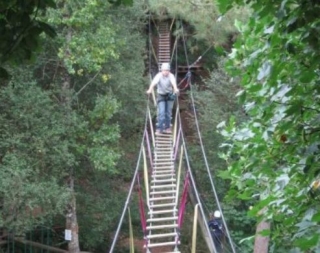 Pont suspendu en hauteur